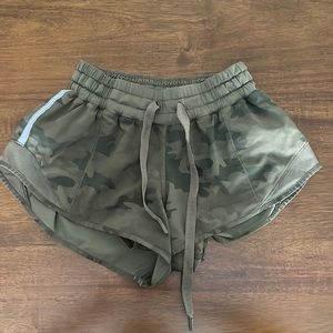 Lululemon Hotty Hot Low-Rise Lined Short 2.5"